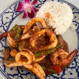 พริกแกงทะเลราดข้าว