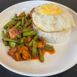 ข้าวพริกแกง ไข่ดาว