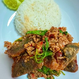กะเพราหมูสับ ไข่เยี่ยวม้า