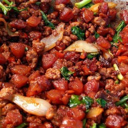 ข้าวหน้ากุนเชียงหั่นเต๋า,หมูสับผัดพริกแกงใส่หอมใหญ่