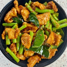 ผัดพริกแกงหมูราดข้าว