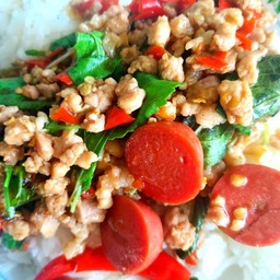 ข้าวกระเพราหมูสับกับไส้กรอก