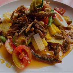 ตำข้าวโพดไข่เค็มปลากรอบ