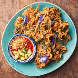 กุ้งฝอยทอดใบชะพลู