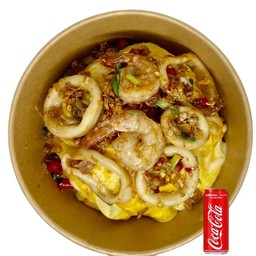 ข้าวไข่ข้นทะเลคั่วพริกเกลือ ทานคู่โค้ก หรือสไปรท์ (ระบุน้ำ)