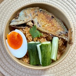 ข้าวผัดน้ำพริกตาแดงปลาทู ( ไข่ 1 ฟอง)