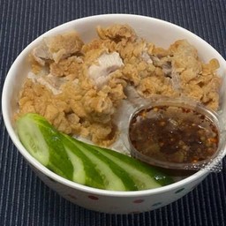 ข้าวไก่ทอดน้ำจิ้มแจ่ว