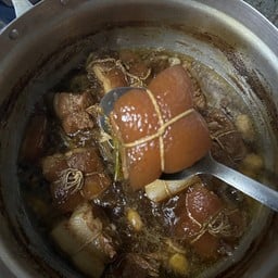 หมูตุ๋นมังกร (ข้าวหน้าเนื้อ ไข่กระทะ)