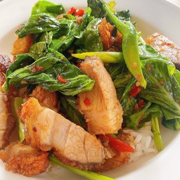 คะน้าหมูกรอบ