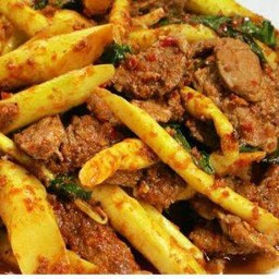 ข้าวราด ผัดพริกแกงนื้อใส่หน่อไม้เหลือง