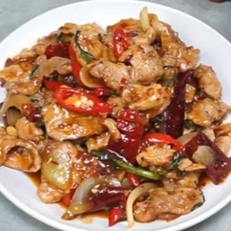 ผัดพริกเผาหมูชิ้นราดข้าว