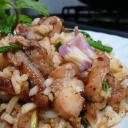 ข้าวเหนียวผัดกะเพราคลุกหมูชิ้น