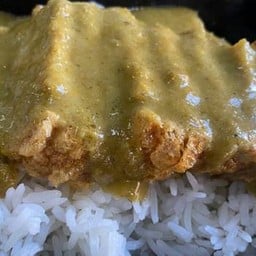 ข้าวผัดเขียวหวานหมูกรอบ