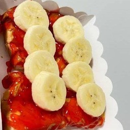 กล้วยหอม+ราดสตรอเบอร์รี่