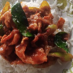 ผัดพริกแกงหมูราดข้าว