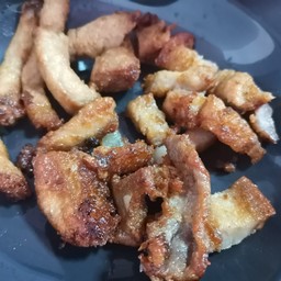 หมูทอดกระเทียม (ท้ายตลาดถนอมมิตร)
