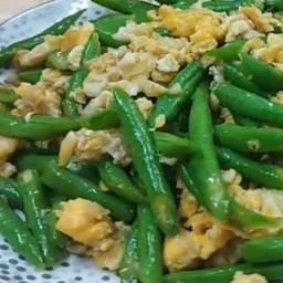 ผัดถั่วใส่ไข่ราดข้าว