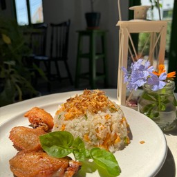 ชุดข้าวผัดเกลือ ไก่ทอด
