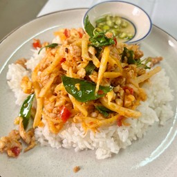 ข้าวหมูสับผัดพริกแกงหน่อไม้ดอง
