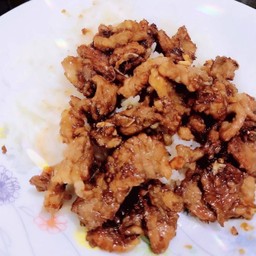 หมูทอดกระเทียมพริกไทยราดข้าว