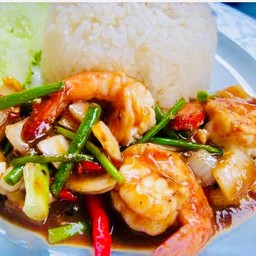 ผัดพริกเผากุ้งราดข้าว