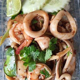 ข้าวราดผัดต้มยำแห้ง