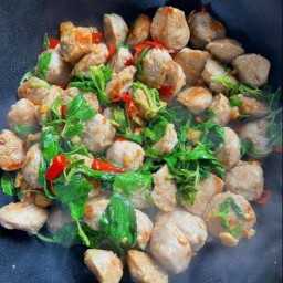 กระเพราลูกชิ้น(หมู)