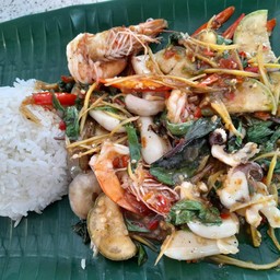 ทะเลผัดฉ่าราดข้าว