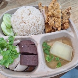 ข้้าวมันไก่สิงคโปร์ ฟีจเจอริ่งไก่ทอดไทยสไตล์