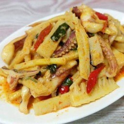 ข้าวราด ผัดพริกแกงปลาหมึก ใส่หน่อไม้เหลือง