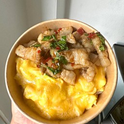 ข้าวกะเพราหมูสามชั้น