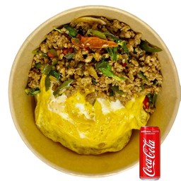 ข้าวไข่ข้นกระเพราหมูสับทานคู่โค้ก หรือสไปรท์ (ระบุน้ำ)