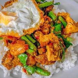 ผัดพริกแกงถั่วฟักยาวหมูกรอบราดข้าว
