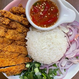 ข้าว + สะโพกไก่กรอบยำแซ่บ