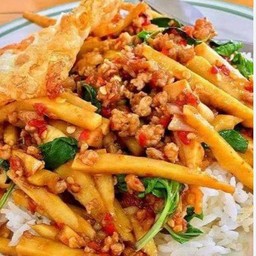 ข้าวราด ผัดพริกแกงหมูสับใส่หน่อไม้เหลือง