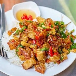 กระเพราหมูกรอบ ราดข้าว