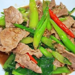 ผัดคะน้าหมูชิ้นราดข้าว