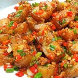 หมูกรอบคั่วพริกเกลือราดข้าว