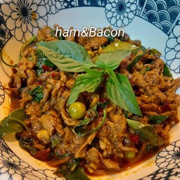 เนื้อโคขุนผัดเผ็ดใบโหระพา (กับข้าว)