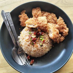 ข้าวผัดไก่กรอบพร้อมรีปลี(พริกสด)