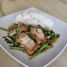ข้าว ผักบุ้งหมูกรอบ
