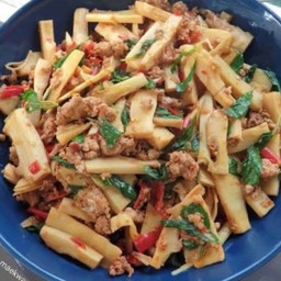 ผัดหน่อไม้เนื้อโหรพา