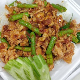 พริกแกงหมูชิ้นใส่ถั่ว