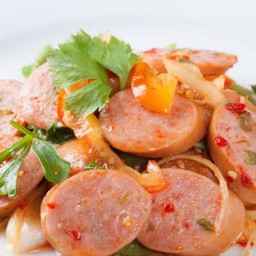 ยำไส้กรอกทอด