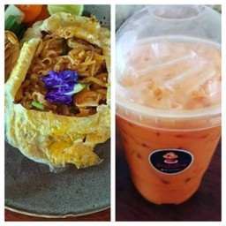 ผัดไทยโบราณห่อไข่และชาไทย