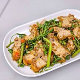 [กับข้าว] หมูกรอบผัดกะเฉด.