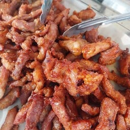 หมูทอดไก่ทอดพริกไทดำ. ตลาดหน้าค่าย