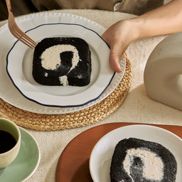 โรล ไข่ขาว ชาโคล นมสด