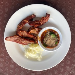 หมูทอดน้ำจิ้มแจ๋ว