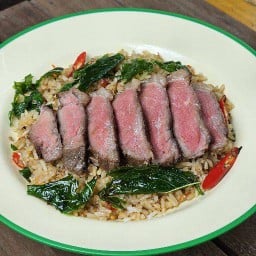 ข้าวกระเพราคลุกเนื้อแองกัสซูวี